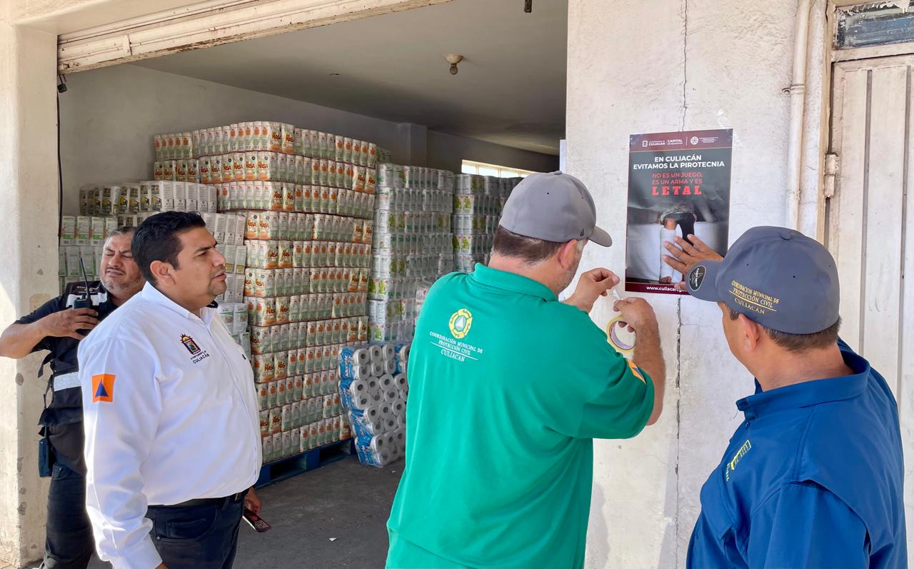 Personas colocando algo en la pared