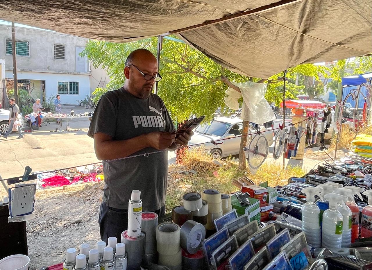 Persona parada leyendo un folleto entre productos
