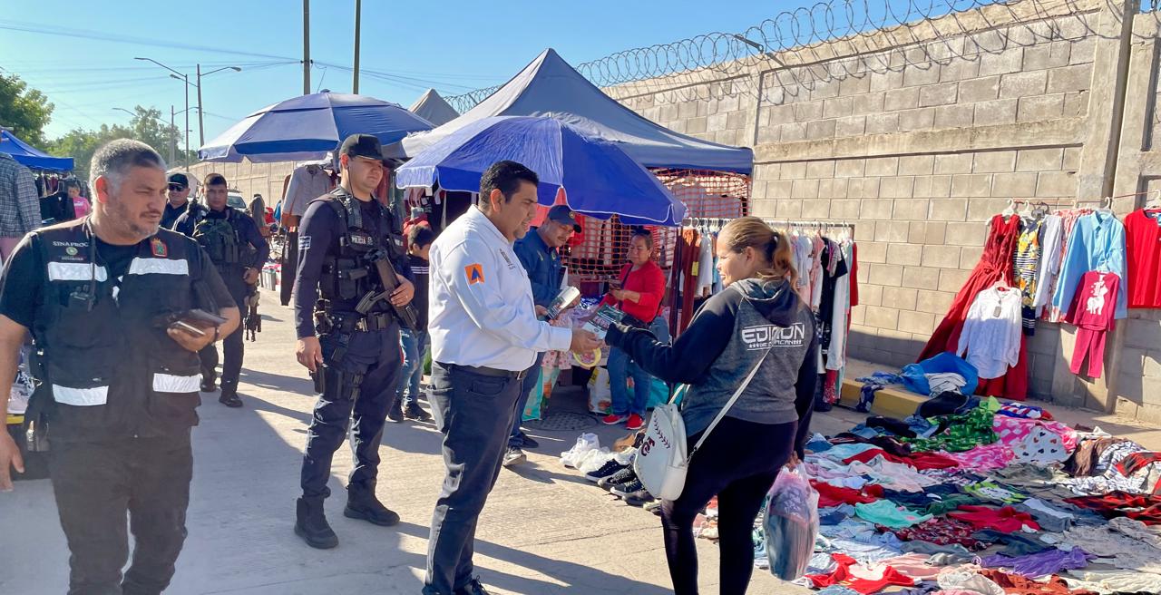 Personas en una calle con puestos en las banquetas