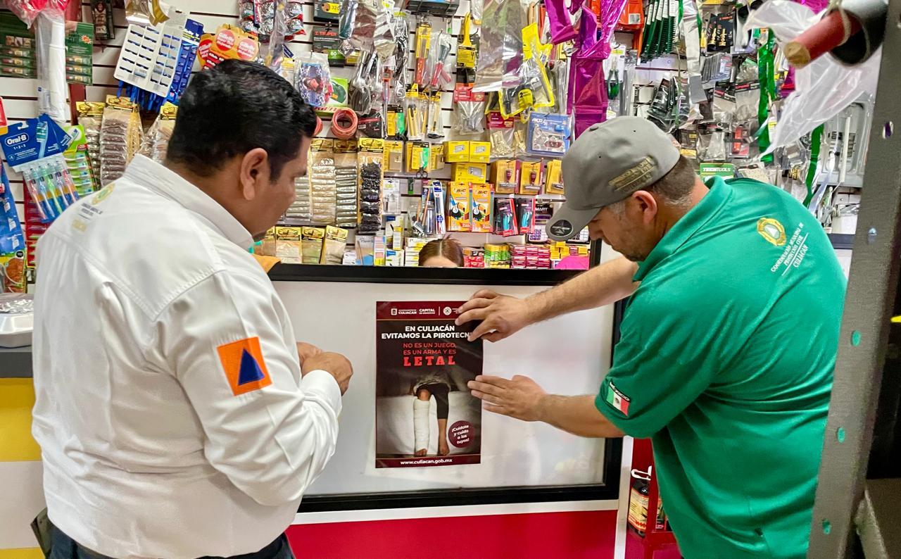 Personas en un negocio colocando un manifiesto en una vitrina