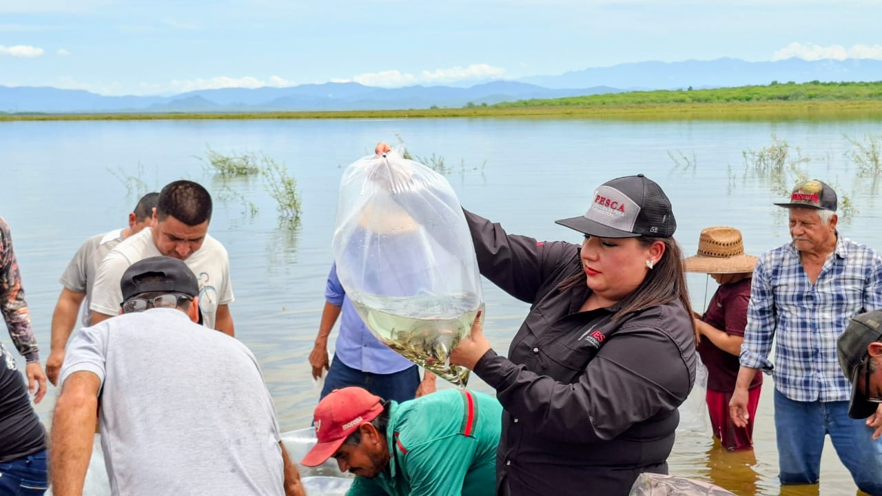 personas a orilla de la presa Eustaquio Buelna
