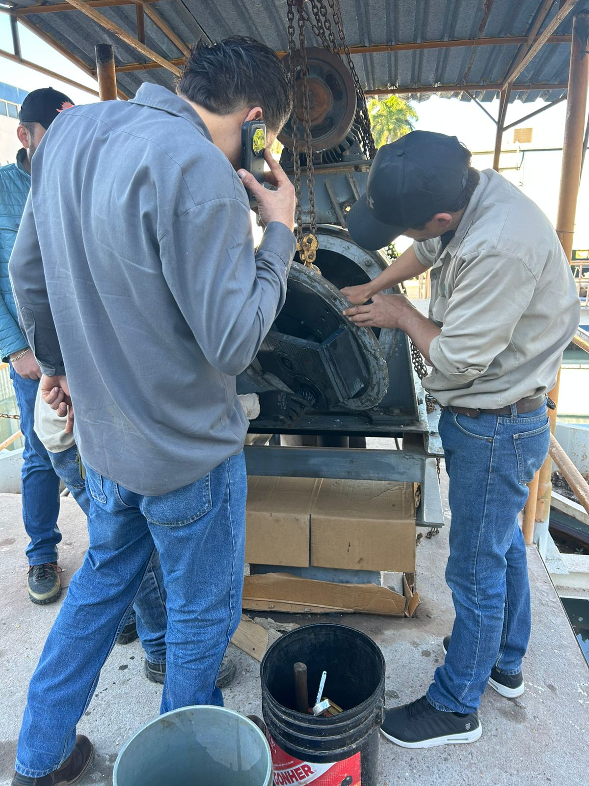 Personal revisando una estructura de una planta potabilizadora