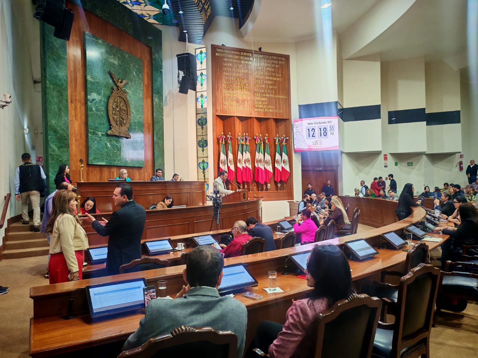 Personas sentadas en el Congreso