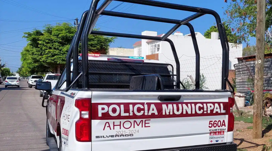 Patrulla de la Policía Municipal de Ahome frente a un domicilio de Los Mochis