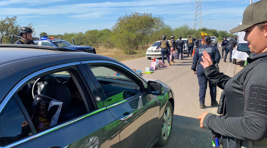 Policías municipales entregan regalos en comunidades de Guasave.