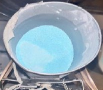 Cubeta con sustancia azul