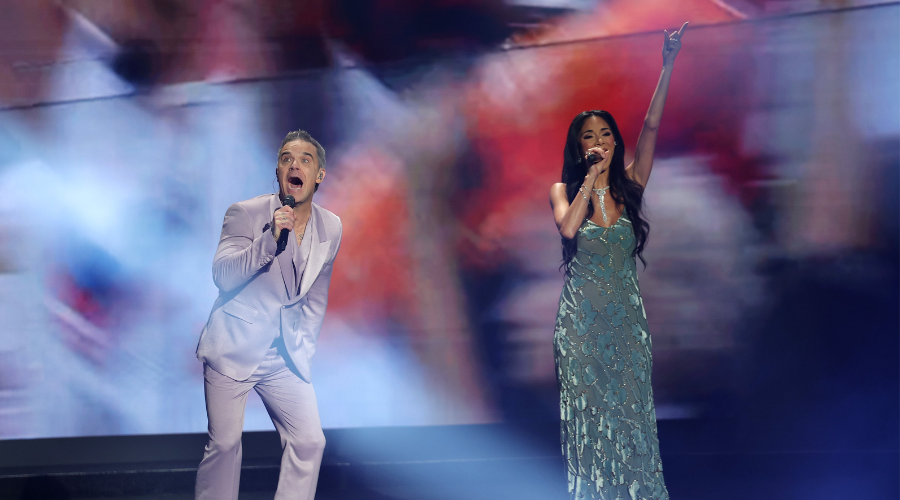 Robbie Williams y Nicole Scherzinger interpretaron el nuevo tema de la FIFA.