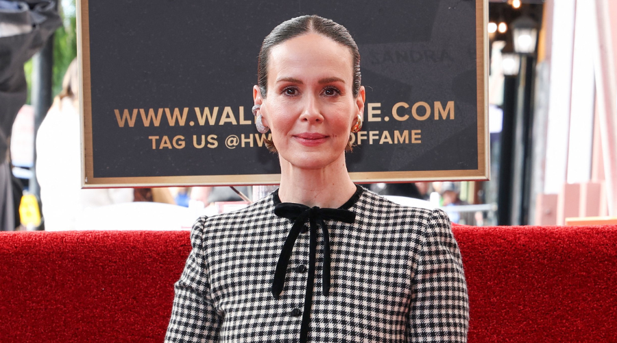 Sarah Paulson, recibe estrella en el Paseo de la Fama de Hollywood.