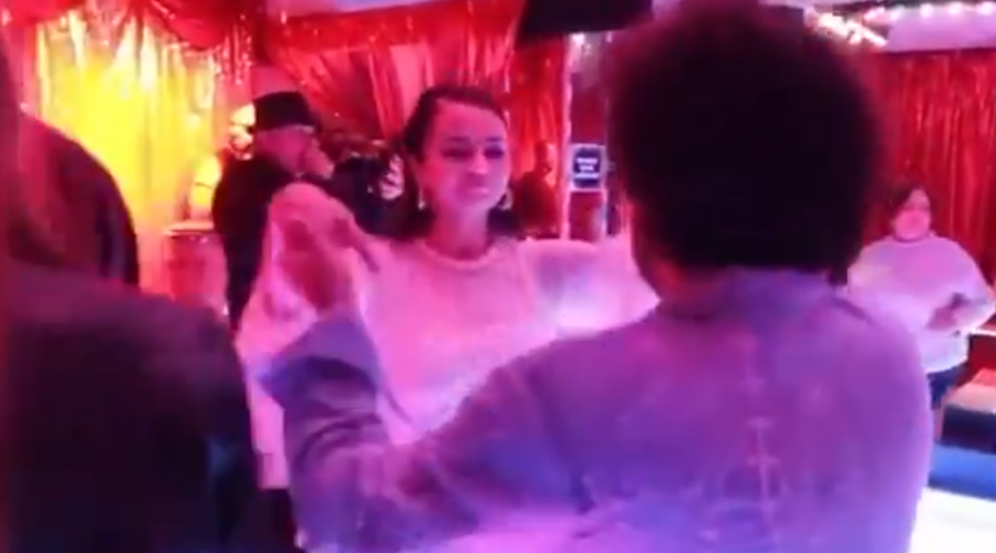 Selena Gomez y Benny Blanco bailando el 