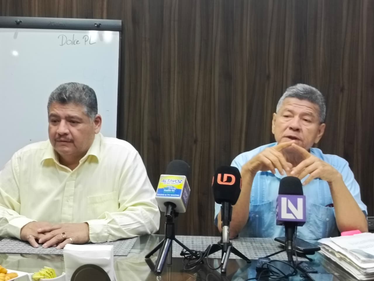 Integrantes de la Coalición de Transportes de Pasaje Urbano y Suburbano de Camiones y Automóviles en Servicios de Taxis en una rueda de prensa