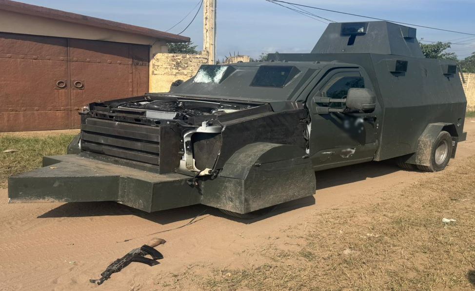 Vehiculo negro modificado conocido como vehículo “monstruo”