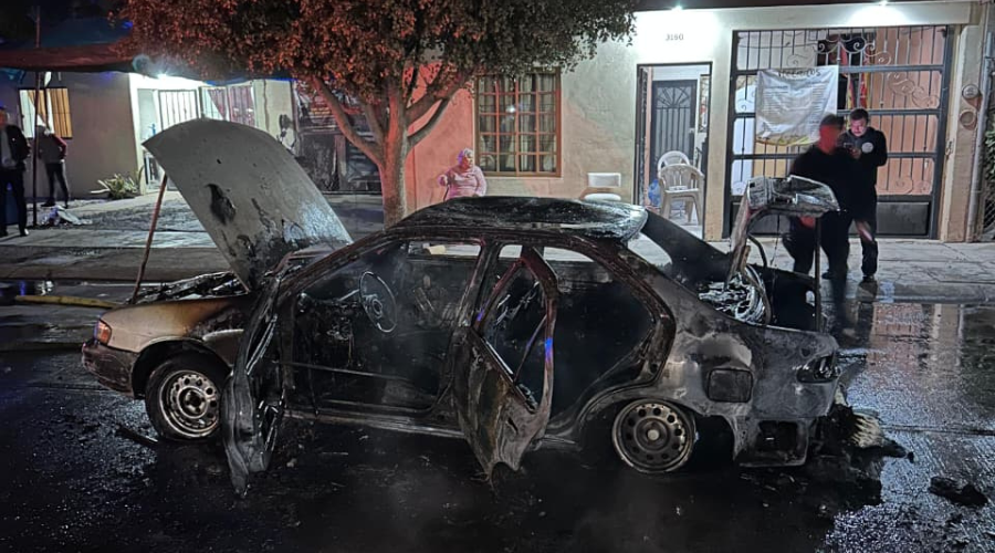 Bomberos apagan incendio sobre un vehículo