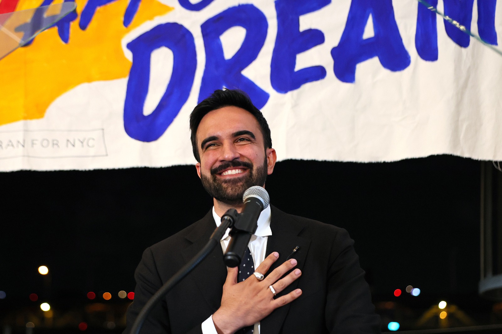 Alcalde electo de Nueva York sonriendo