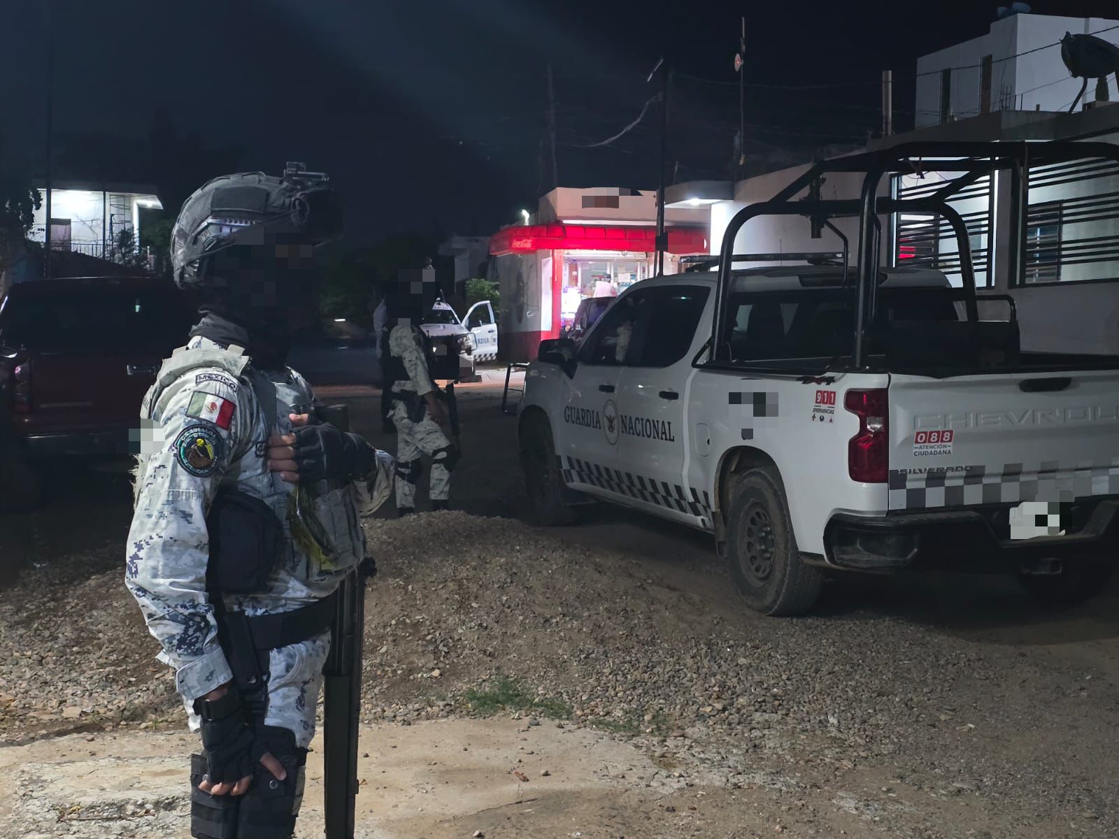 Unidad de la Guardia Nacional junto a elementos de seguridad