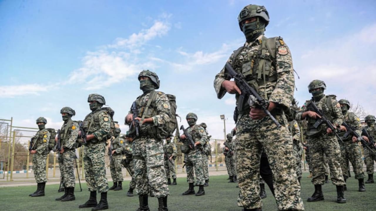 Ejercito Iraní, hombres con uniforme militar y armas