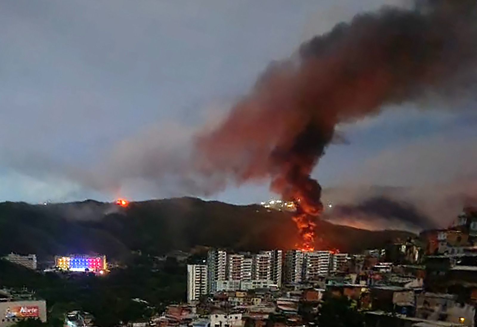 Imagen de un incendio provocado por un ataque naval en Caracas