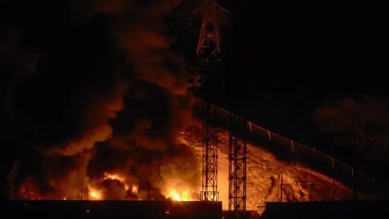 Imagen de un incendio luego de una explosión