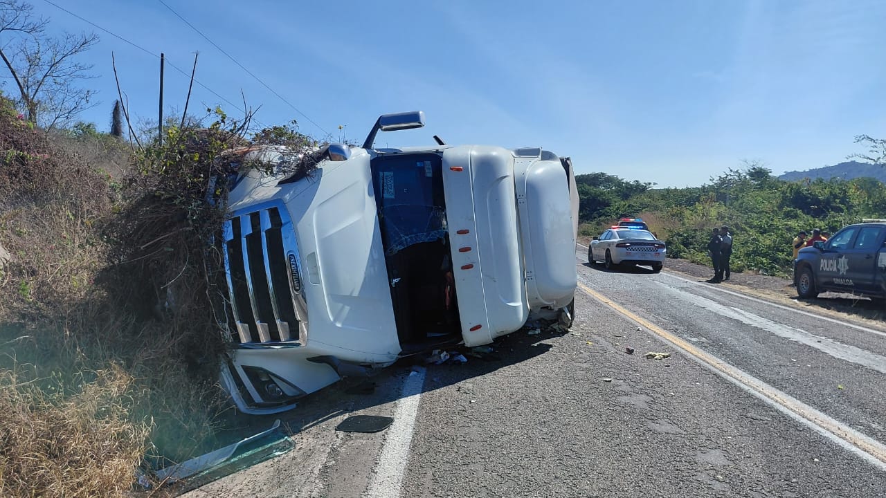 Accidente automovilístico entre dos tráileres