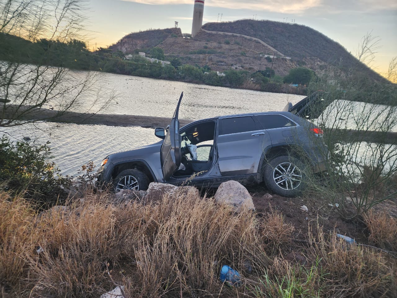 Mujer termina lesionada tras chocar por la carretera Los Mochis-Topolobampo