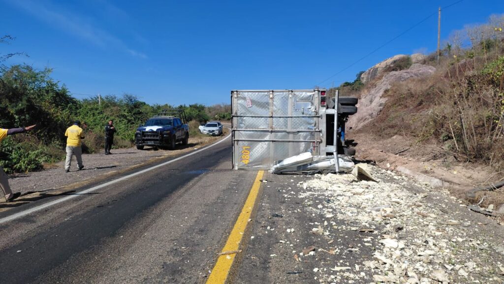 Accidente automovilístico entre dos tráileres