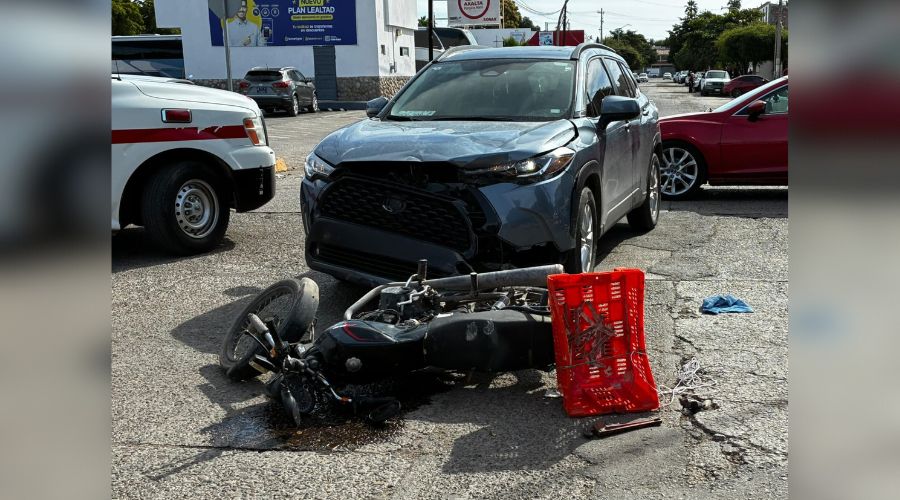Motocicleta y un carro en una calle, ambos con golpes luego de un accidente