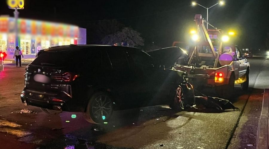 Camioneta chocada sobre una grúa