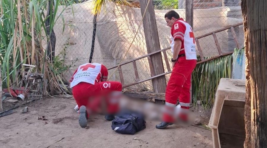 Dos paramédicos de la Cruz Roja