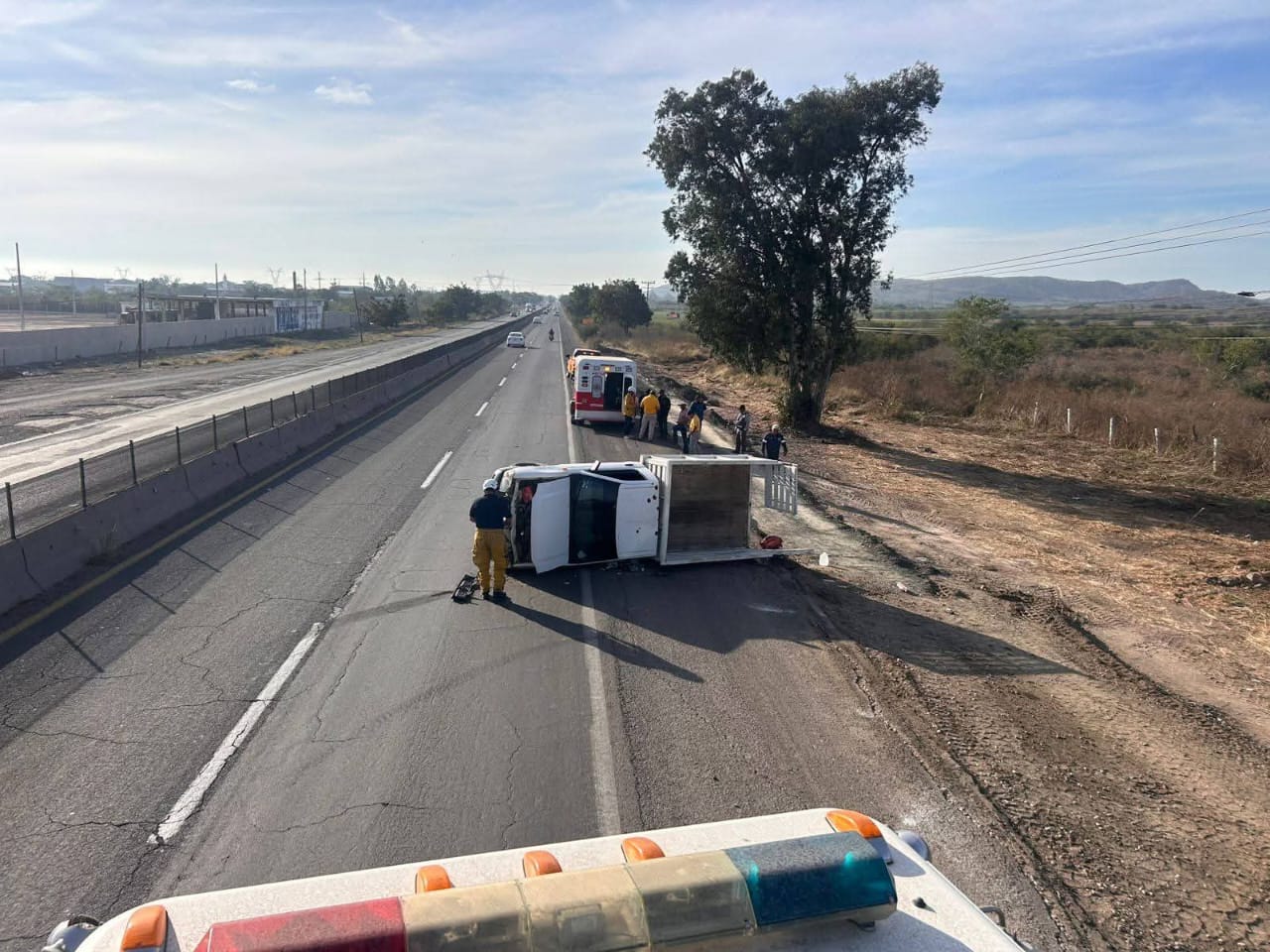 Camioneta termina volcada en la carretera México 15