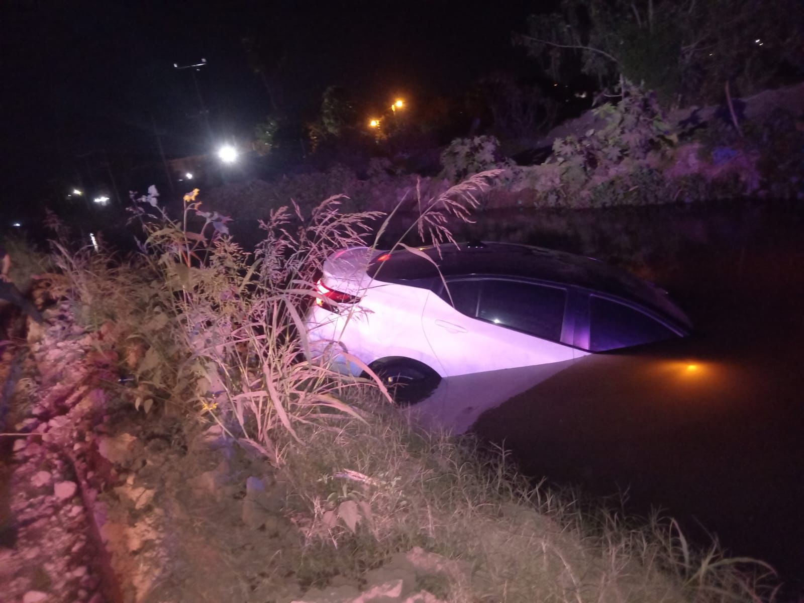 Vehículo al interior de un canal en Guasave.