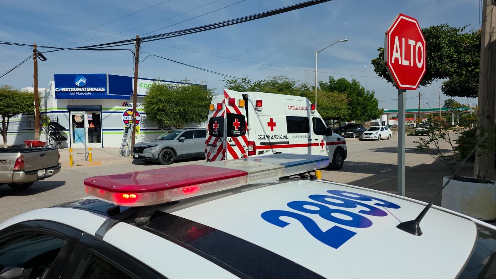 Tránsito de Salvador Alvarado y una ambulancia de la Cruz Roja.