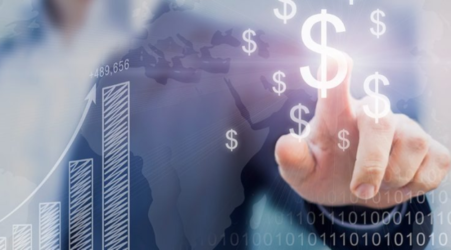 Persona señalando con el dedo signos de dinero virtuales