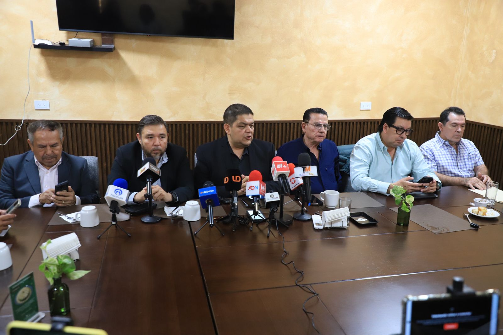 Conferencia de prensa Adecem