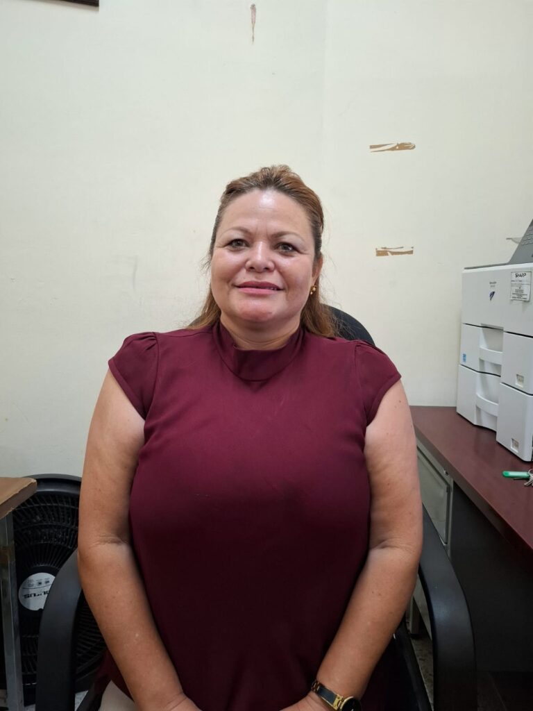 Mujer viendo de frente sonriendo