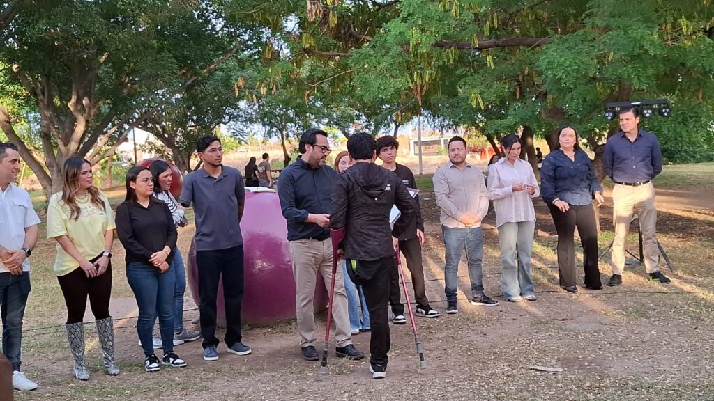 Alcalde entrega becas a medallista y atletas en Culiacán