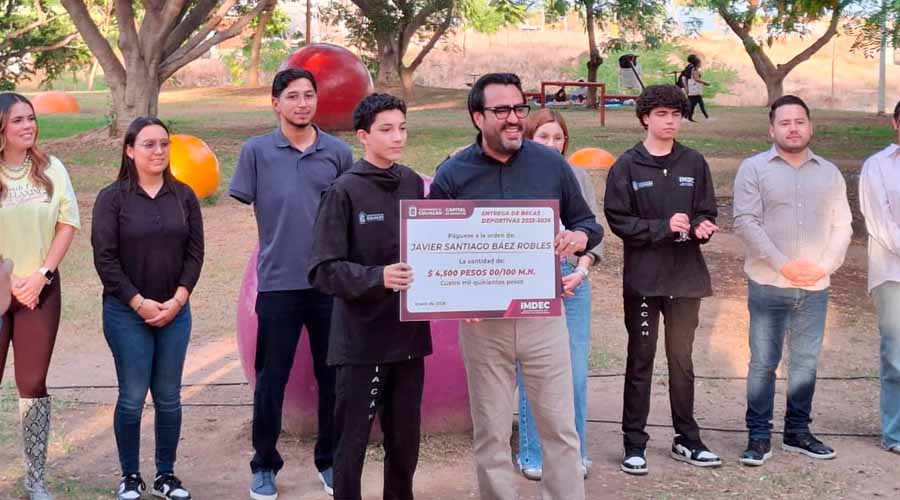 Alcalde entrega becas a medallista y atletas en Culiacán