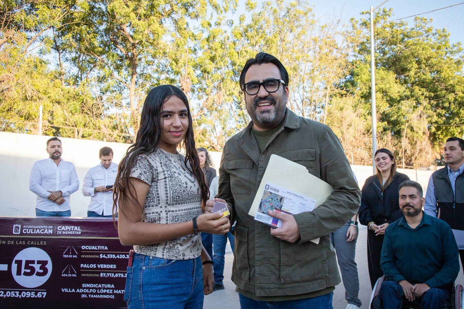 Alcalde entrega llaves de una vivienda en Culiacán