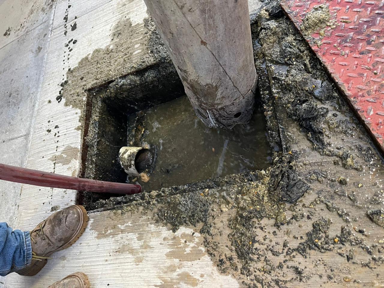 Alcantarilla con residuos en Mazatlán