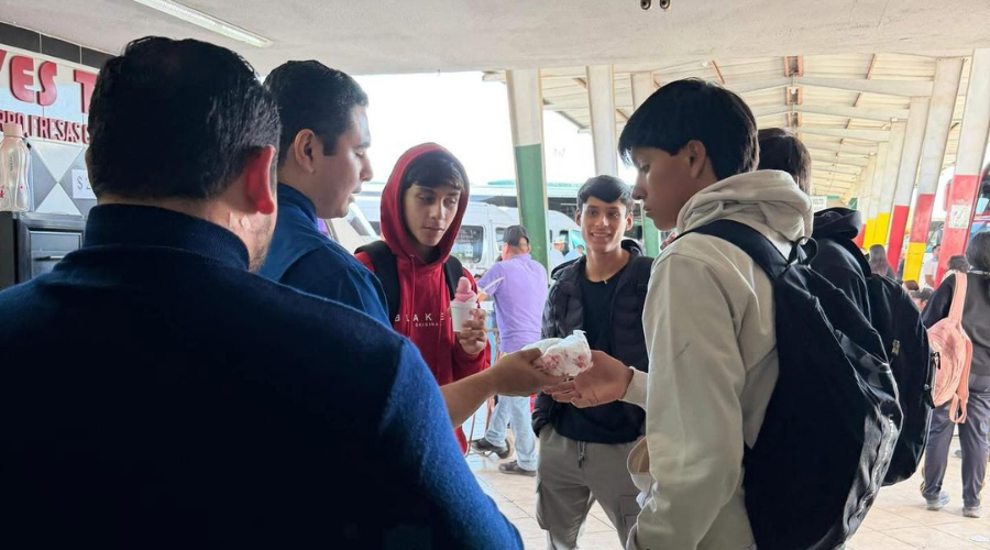 El Instituto de la Juventud reparte alimentos a estudiantes