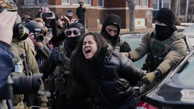 Agentes del ICE arrestan violentamente a una mujer en Minneapolis; 