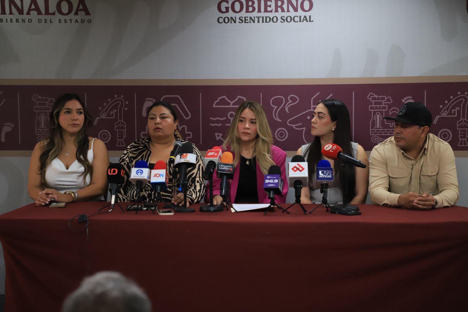 Autoridades de turismo en conferencia de prensa