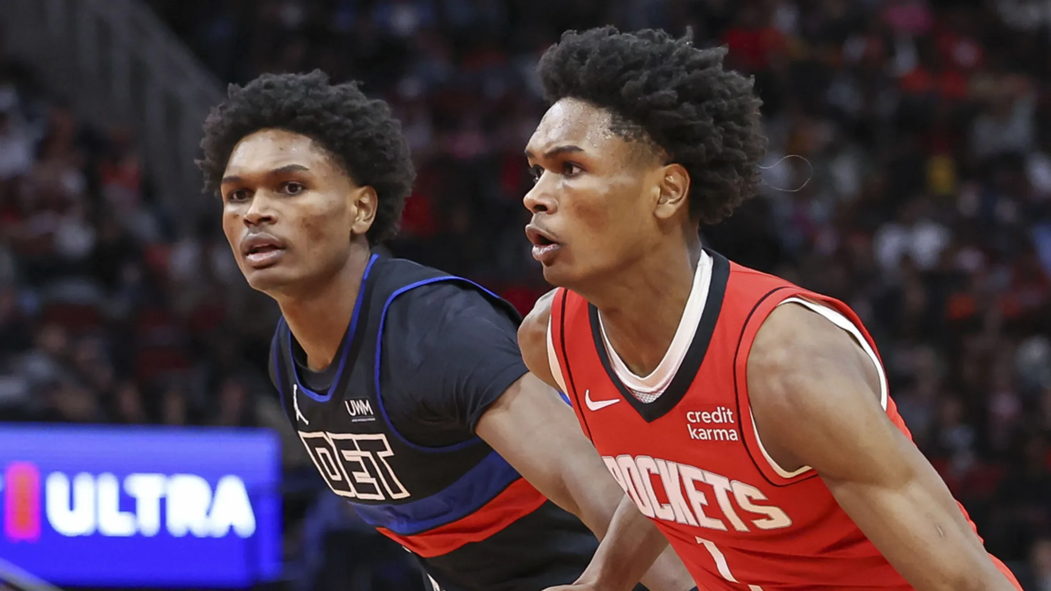 Dos jugadores de basquetbol disputando una pelota