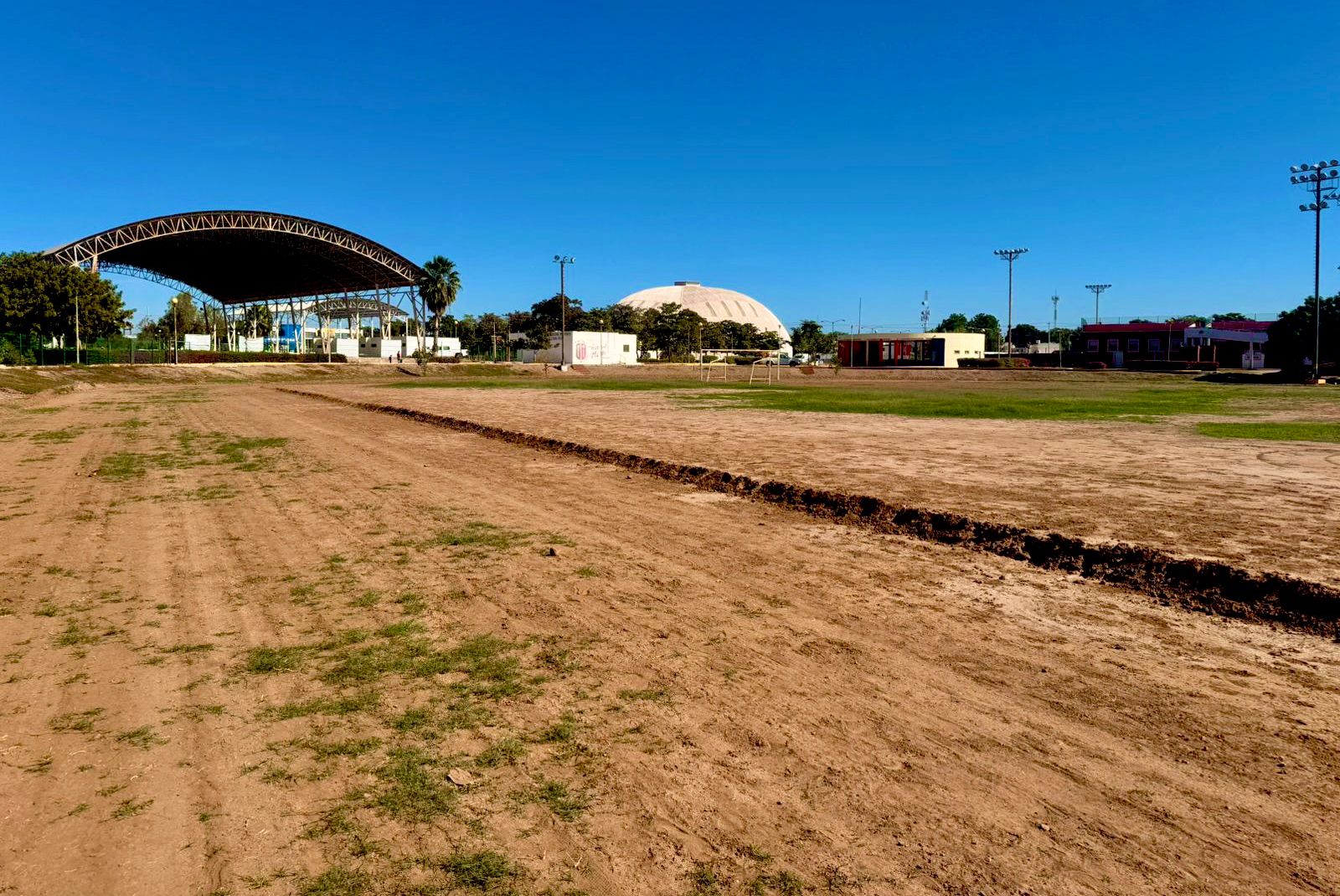 Terreno amplio utilizado para deportes, en el que se están realizando trabajos de expansión