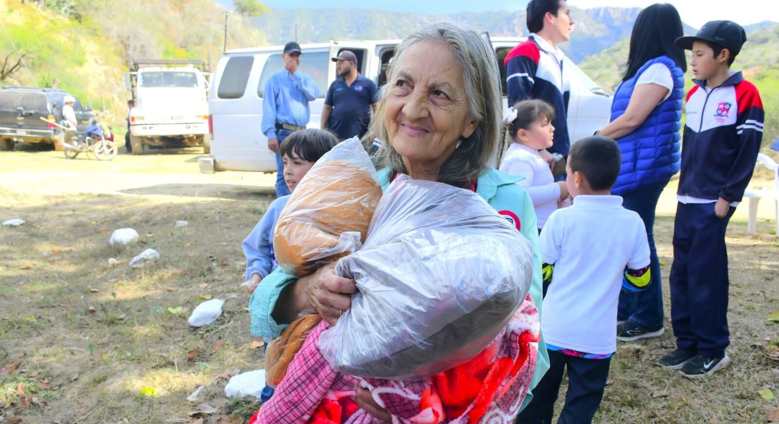 Adulta mayor con apoyos invernales