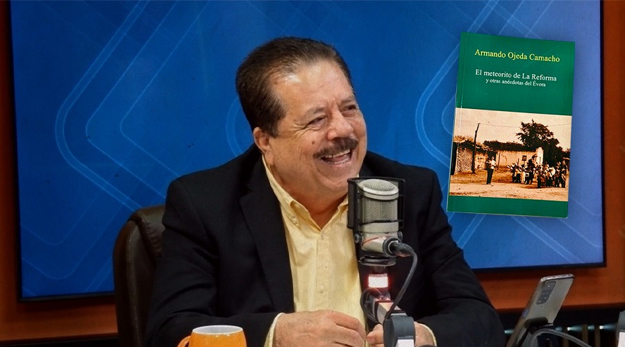 Armando Ojeda en la mesa de análisis de Línea Directa sonriendo y al lado de el su libro