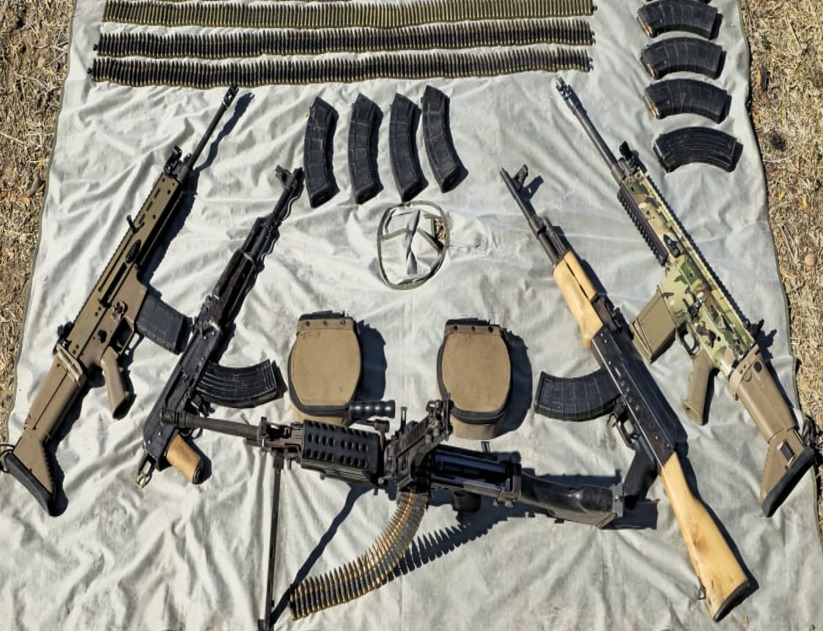 Armas largas y cargadores sobre una lona