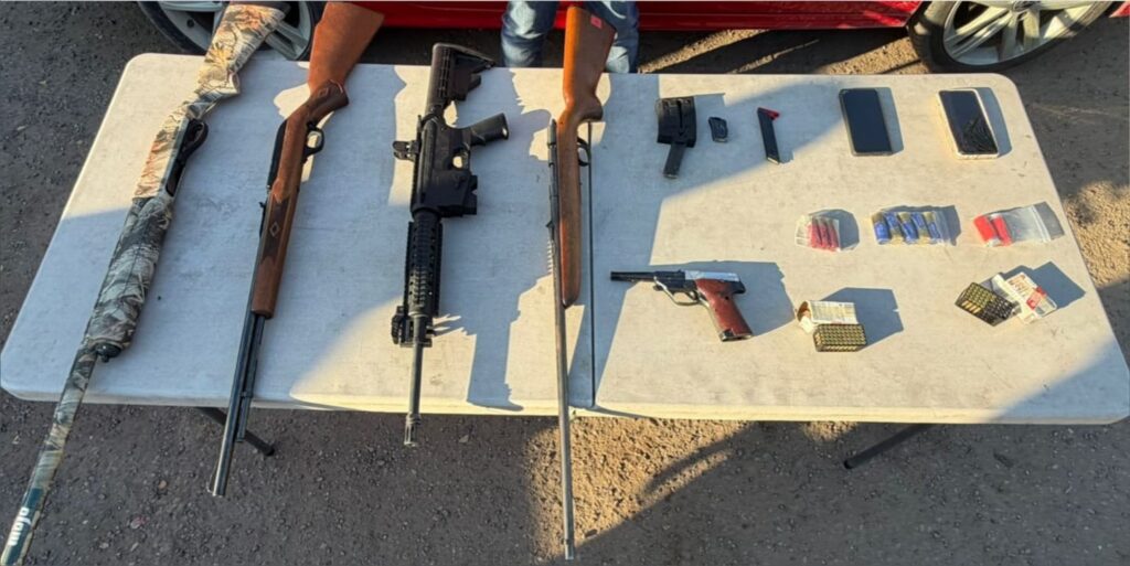 Armas y cartuchos sobre una mesa
