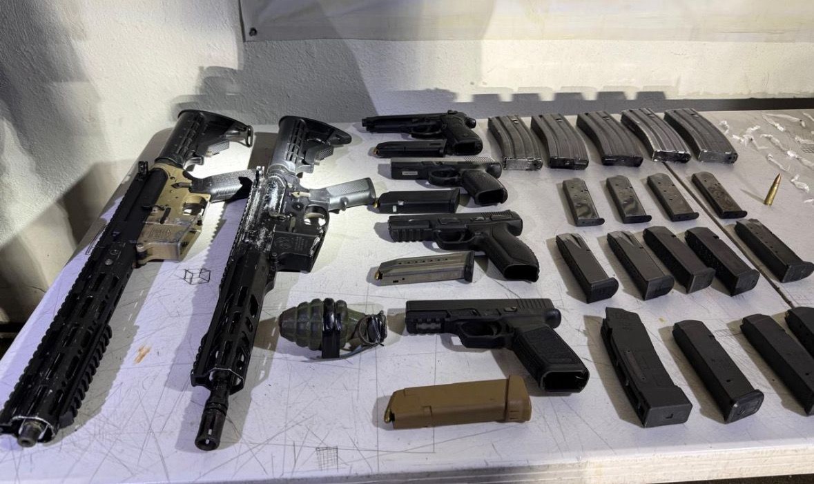 Armas de diferentes calibres sobre una mesa