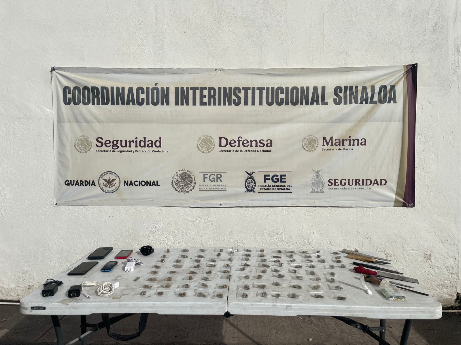 Mesa con diferentes objetos y una lona