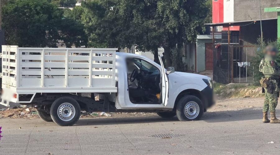 Camioneta de redilas junto a elementos del ejército mexicano