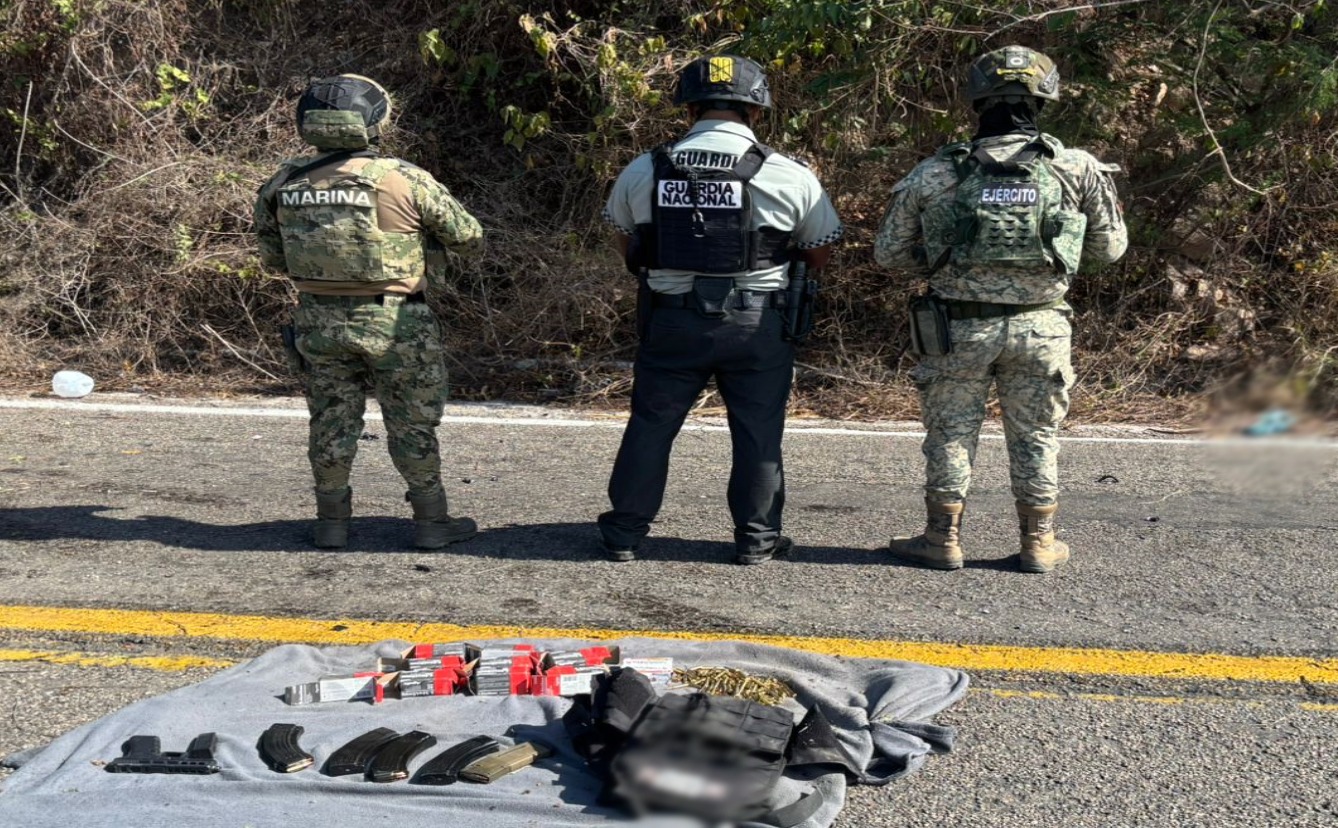 Elementos del ejercito mexicano de espaldas y debajo de ellos los artefactos asegurados en un operativo